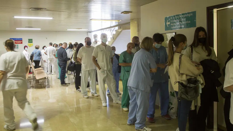Una larga fila de personal sanitario para recibir la tercera dosi contra la covid, en el Hospital Miguel Servet.