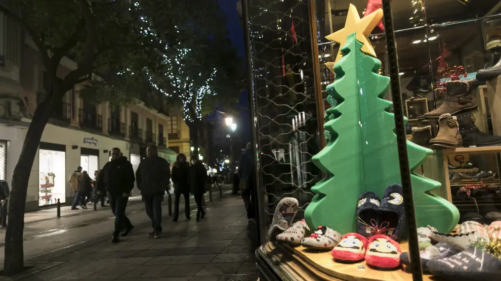 La calle de Don Jaime I, peatonal desde las 18.00, se ha engalanado para celebrar la Navidad.