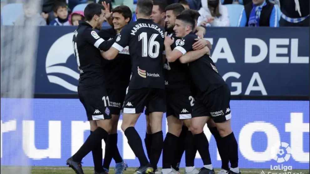 Un momento del partido entre Málaga y Amorebieta