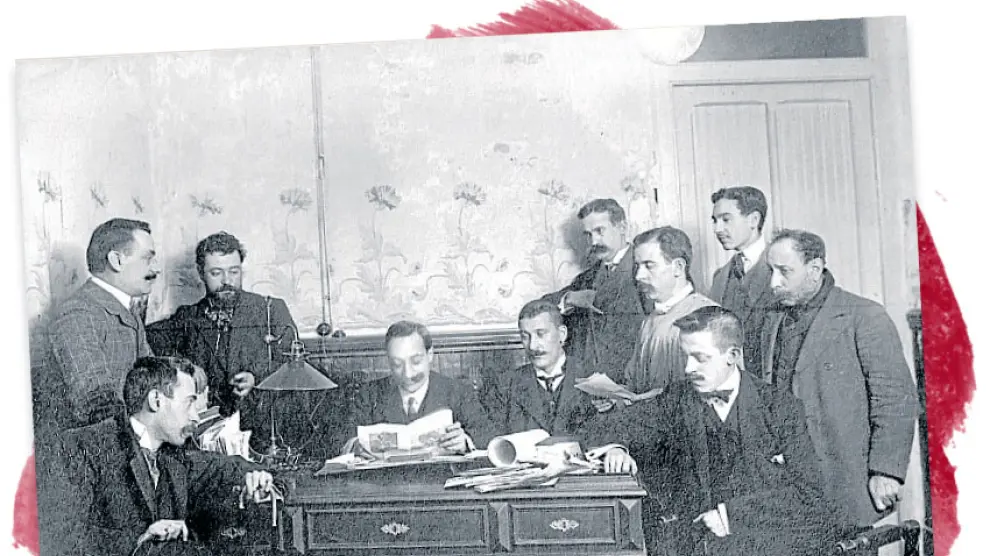 Valenzuela (cuarto por la izquierda), en la sede de HERALDO.