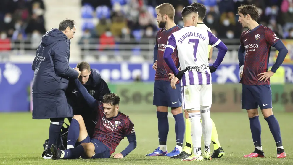 Ratiu, atendido por el doctor Sarasa, durante el partido con el Valladolid.