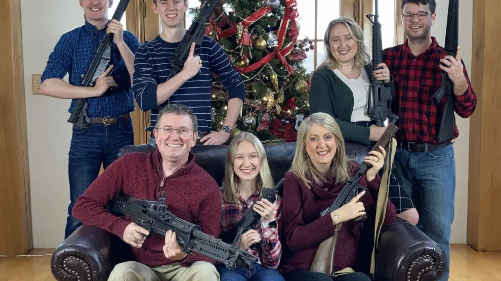 Revuelo por la foto navideña de un congresista armado tras un nuevo tiroteo en Estados Unidos.