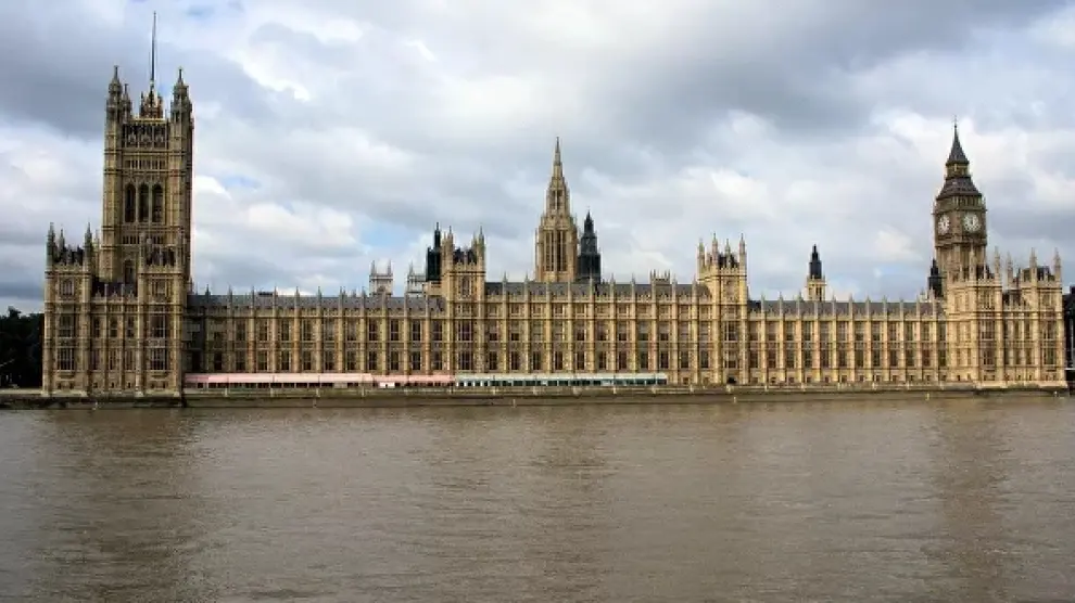 El Parlamento británico, desde la otra orilla del Támesis.