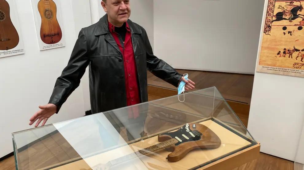 Juan Valdivia ante la réplica de su guitarra Fender depositada en el Museo de la Guitarra