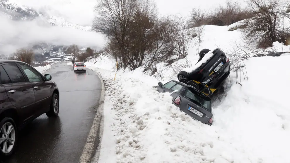 La nieve ha provocado estos días numerosas restricciones en la carretera y también accidentes, como este de dos vehículos este martes en la carretera de Formigal.