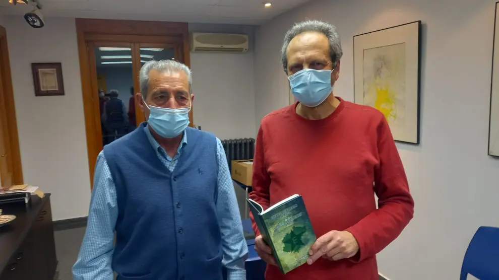 El presidente y secretario de Liberanimo, Alberto Granados -a la derecha- y Tomás Civera, con el libro sobre la historia del esperanto en la provincia de Teruel.