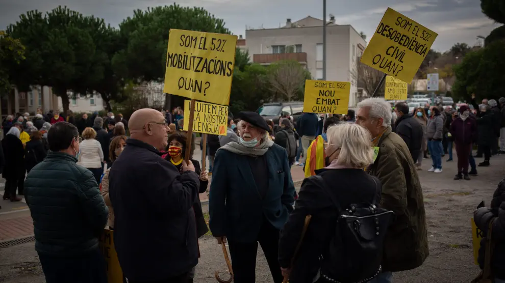 Manifestantes a las puertas de la escuela Turó del Drac