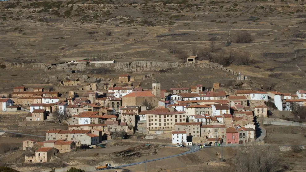 La nieve es el principal motor económico de este coqueto pueblo de la provincia de Teruel, que cada año atrae a numerosos visitantes gracias a la singularidad de su altura.