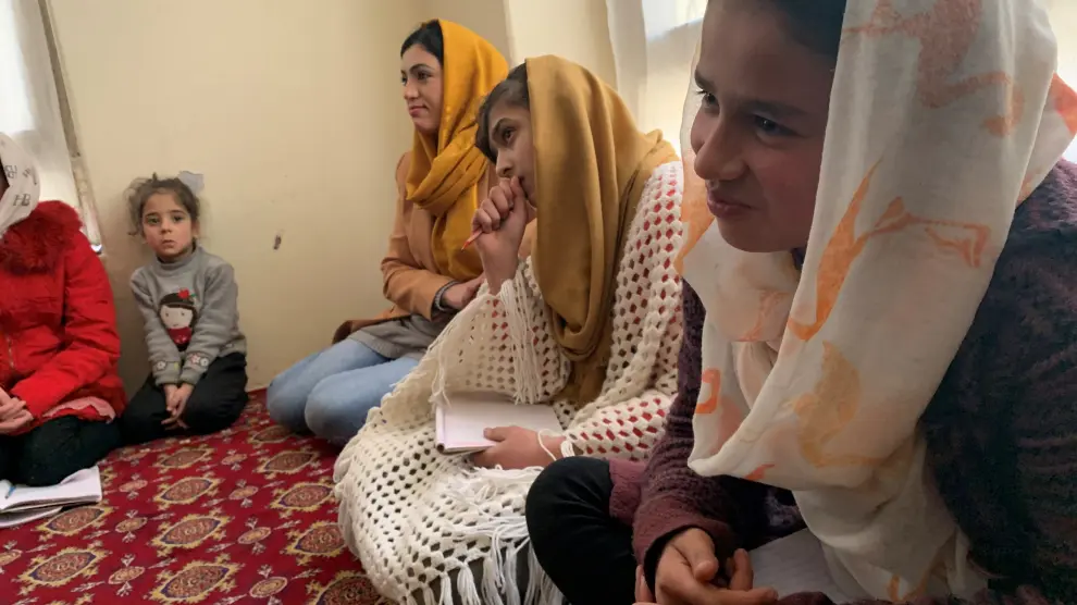 Un aula clandestina en Afganistán, donde van niñas a aprender a espaldas de los talibanes.