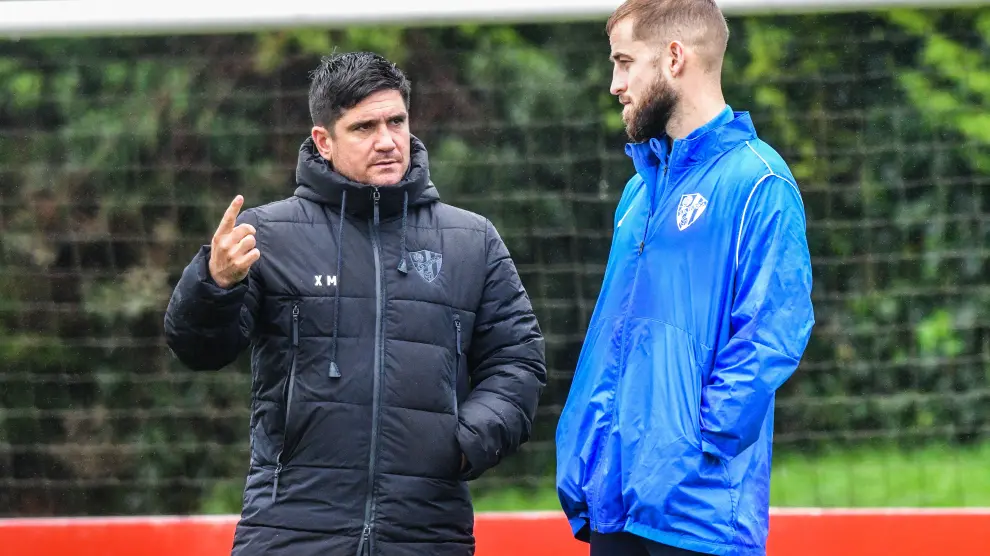 Xisco conversa con Pulido en el entrenamiento que la SD Huesca realizó el sábado en Mareo.