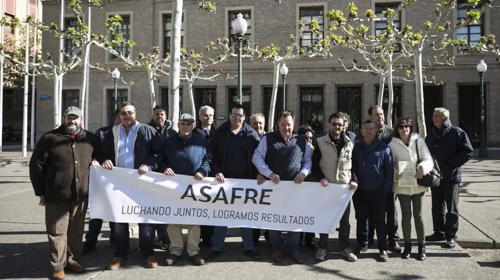 Integrantes de Asafre, a las puertas del Pignatelli, pidiendo la limpieza del río en 2019.