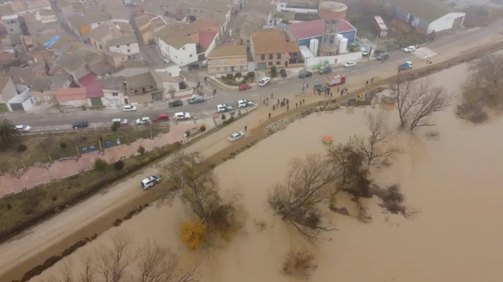 Imágenes de la riada en Pradilla de Ebro, este lunes.