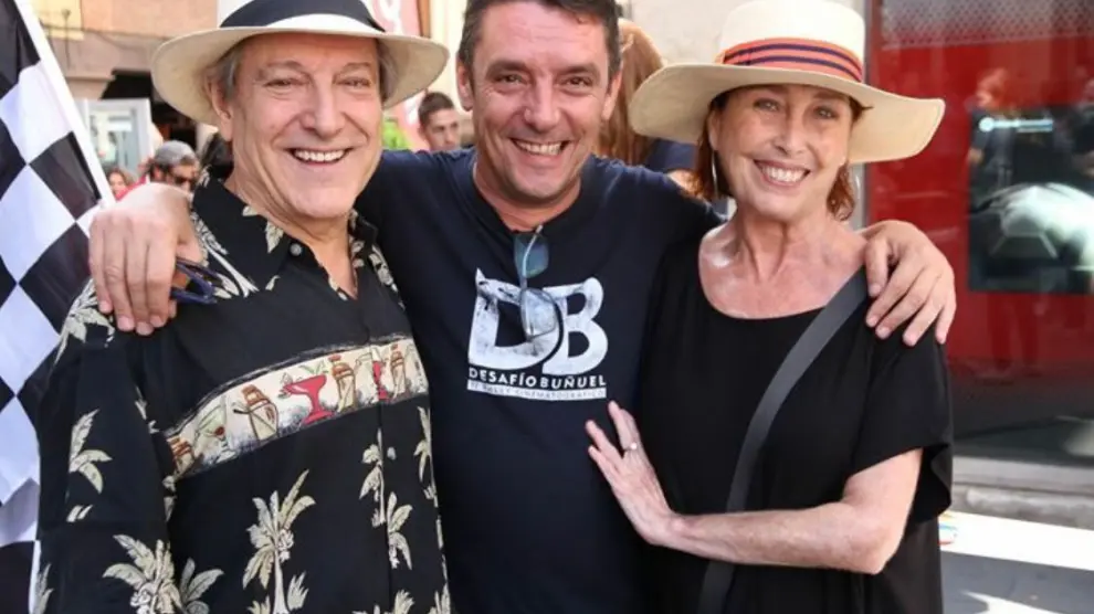 Con dos amigos en Teruel, durante el rodaje de 'Sobre ruedas'. Agosto de 2018.