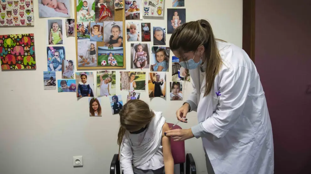Vacunación de niños en el centro de salud Pirineos de Huesca.