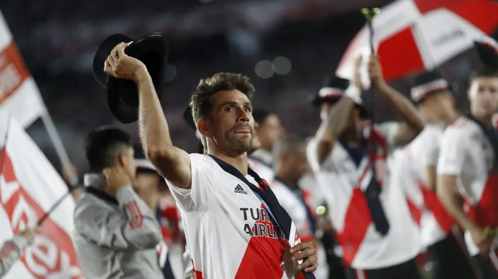 Leo Ponzio celebra el título de liga con River Plate.