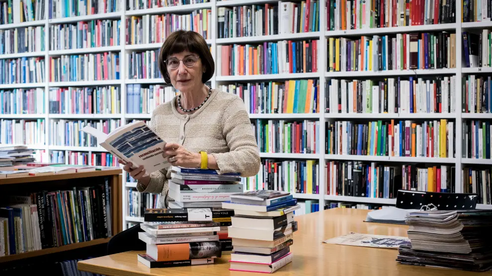 Carmen Magallón Portolés, en la biblioteca del Seminario de Investigación para la Paz