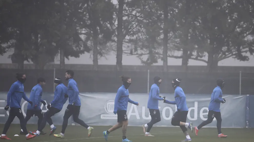 La niebla y la baja temperatura marcaron el entrenamiento de este viernes de la SD Huesca.
