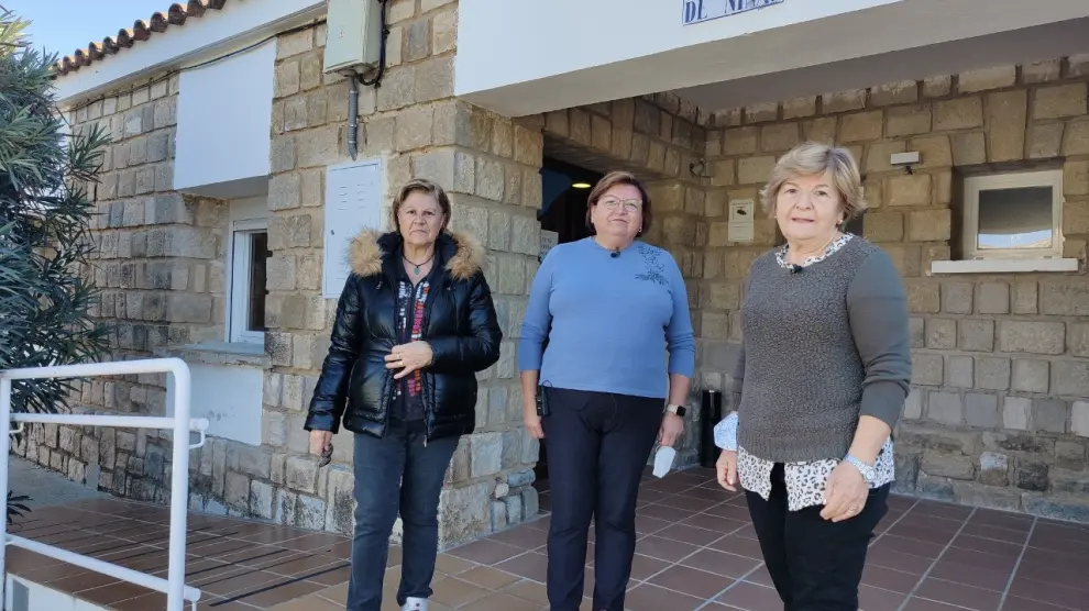 En la imagen, de izquierda a derecha, Virginia Rivas, Ana Ramón y Marisol Puyalto frente al local de la asociación de mujeres.