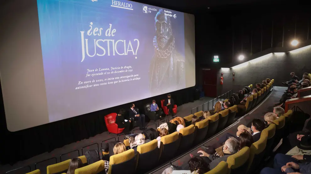 Una imagen del coloquio, tras la proyección de la película. De izquierda a derecha: Victoria Martínez, Salvador Baena, Encarna Jarque y Carlos Mateos.