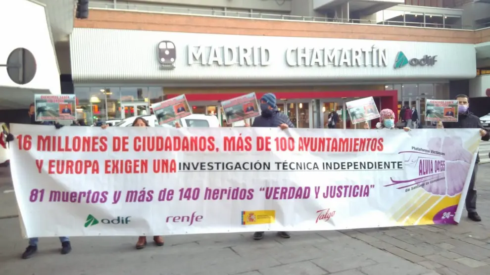 Víctimas de Angrois, en Chamartín, donde protestan por la inauguración ostentosa del AVE a Galicia.