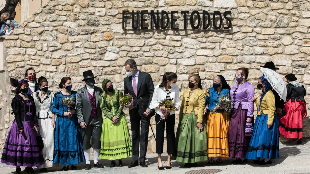 Don Felipe y doña Letizia, con miembros de la Asociación Goyescos de Fuendetodos, que les esperaron en un momento de su recorrido, en Fuendetodos.