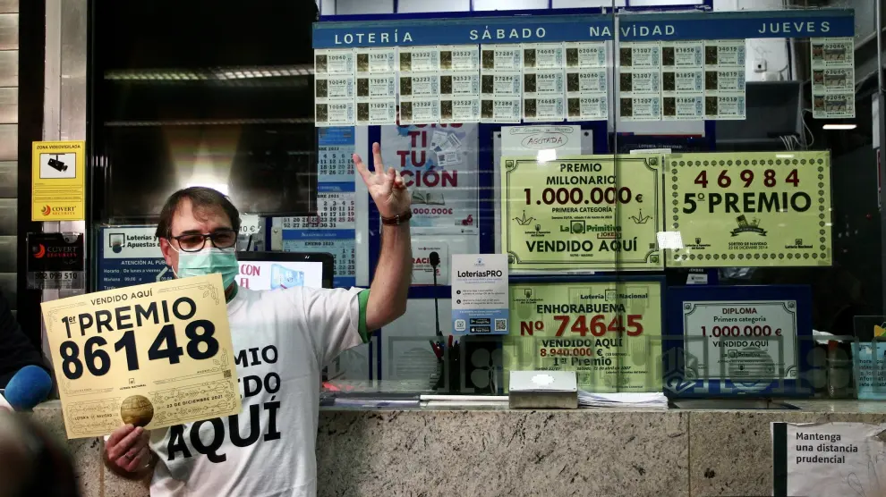El lotero de la administración de Atocha, en la que se ha repartido el Gordo.
