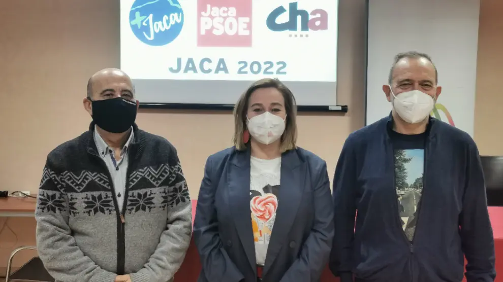 En la foto Carlos Reyes (+ Jaca), Olvido Moratinos (PSOE) y Javier Acín (CHA).
