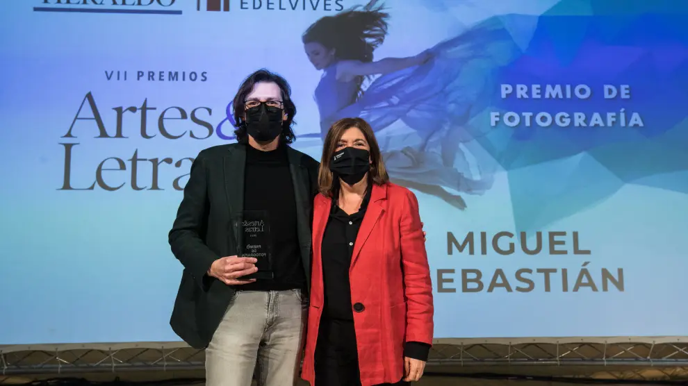 La vicerrectora de Cultura y Proyección Social de la Universidad de Zaragoza, Yolanda Polo, hizo entrega del galardón a Miguel Sebastián.