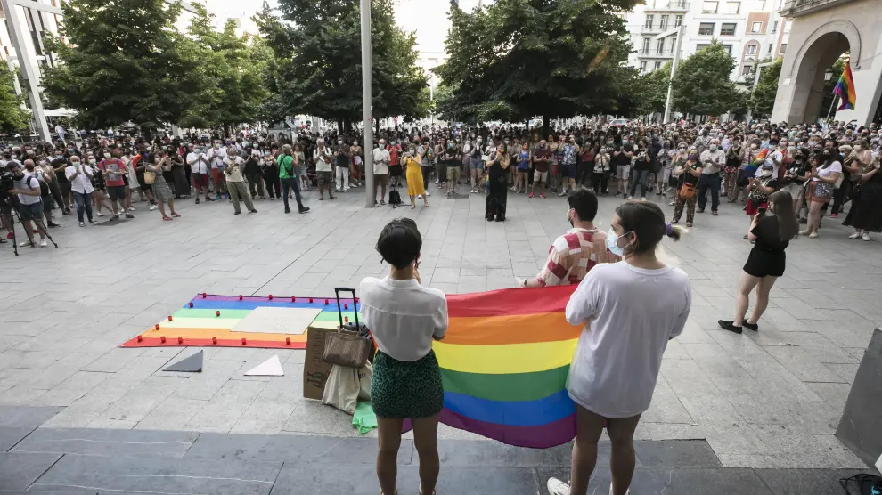 Protesta en Zaragoza por el asesinato homófobo de Samuel Luiz en La Coruña.