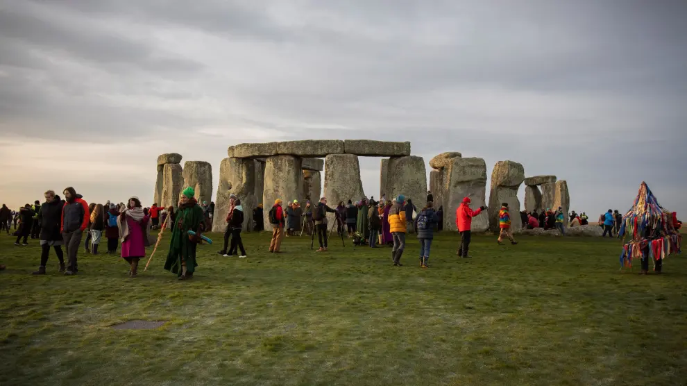 Stonehenge (United Kingdom), 22/12/2021.- Druids and reveller gather to celebrate the winter solstice at Stonehenge, Wiltshire, Britain, 22 December 2021. Despite the spread of the Omicron variant of COVID-19, people from across the country travelled to the 5,000 year old ancient site in the South West of England to celebrate the shortest day of the year in the Northern hemisphere. (Reino Unido) EFE/EPA/JON ROWLEY BRITAIN WINTER SOLSTICE