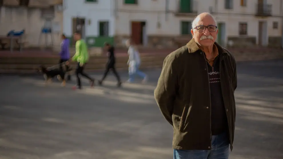 Saúl Herrero, alcalde, y Ángel Navarro, vecino de Atea y calles del municipio