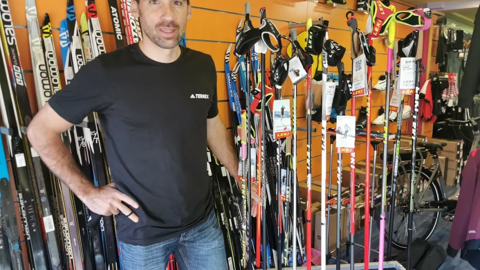 Luis alberto Hernando, rodeado de esquís, sus antiguas herramientas deportivas.
