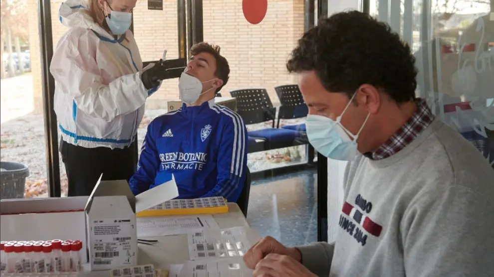 Francés es sometido al test de antígenos en la mañana de este lunes en la Ciudad Deportiva del Real Zaragoza, en presencia del doctor Irineo de los Mártires.