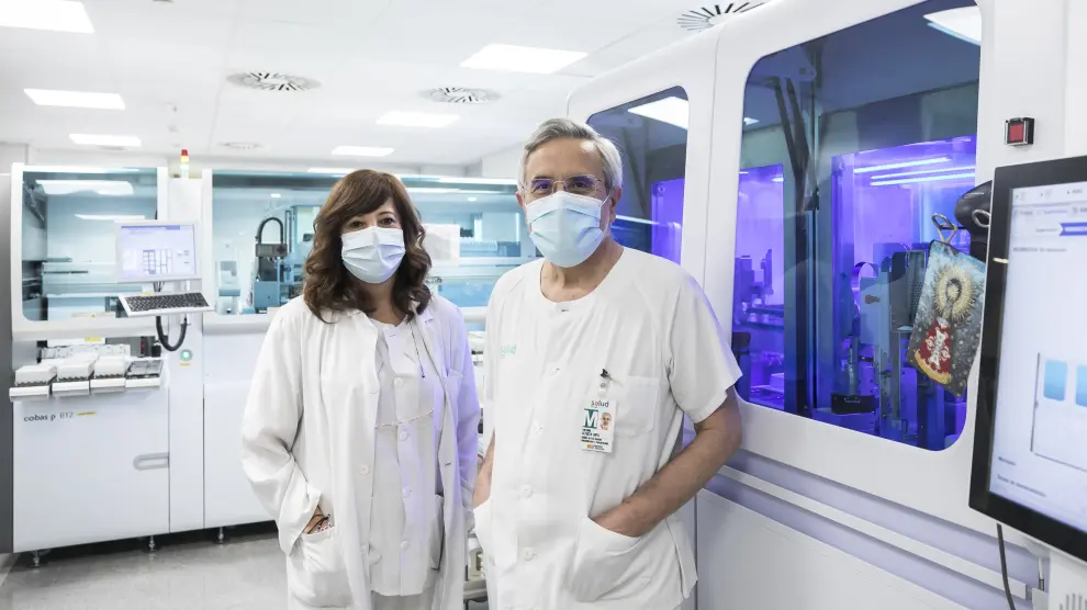 Yolanda Palacios y Antonio Rezusta, en el servicio de Microbiología del Hospital Miguel Servet.