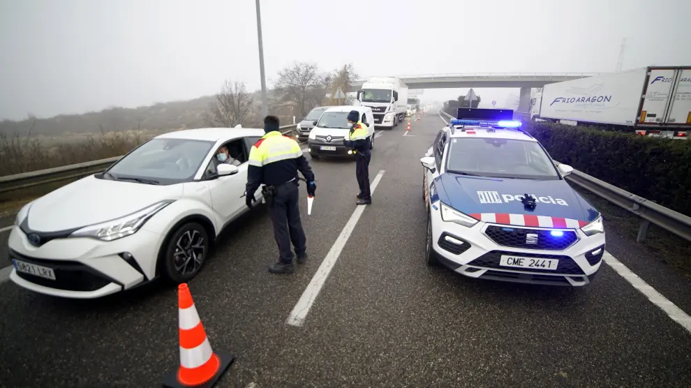 Los Mossos d,Esquadra regulan el tráfico en la autopista AP-2 a su paso por Lleida tras el accidente de tráfico múltiple