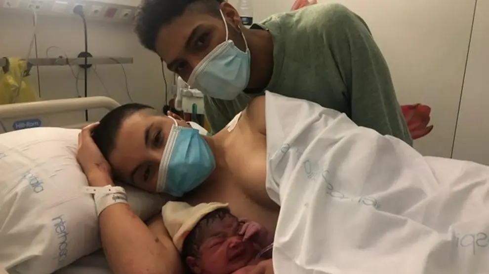 Alexa, primer bebé nacido en Cataluña, con sus padres.