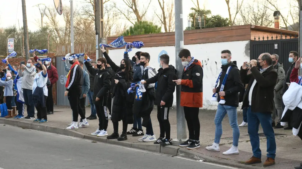 Aficionados del Real Zaragoza esperan al autobús del equipo en Miranda de Ebro.