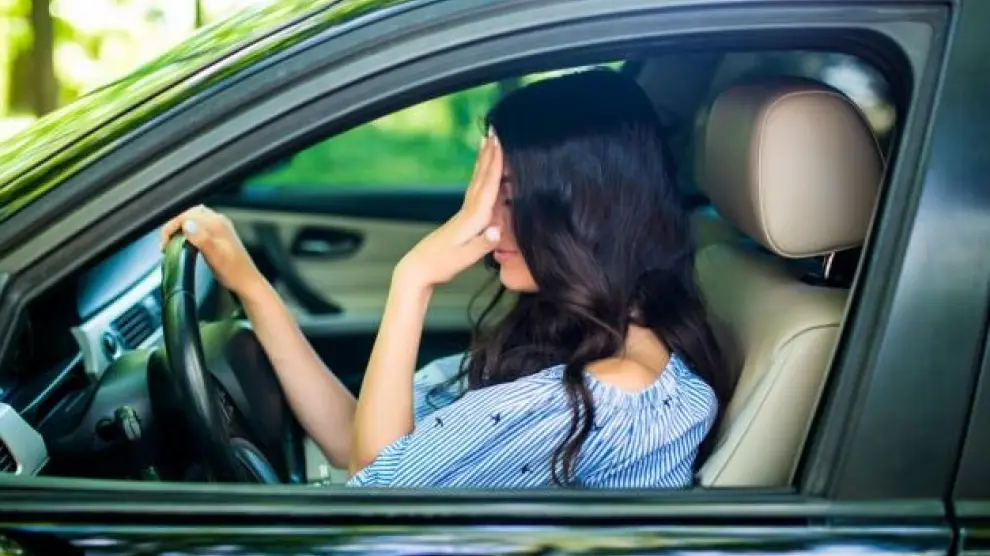 Tocarse la cara al volante es muy común.