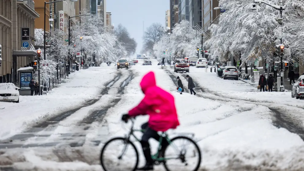 Una fuerte tormenta de nieve paraliza Washington durante horas  USA WEATHER SNOW DC