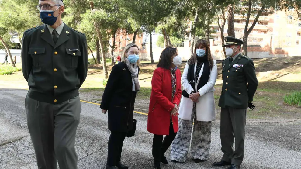 La ministra de Defensa visita el centro de vacunación del Hospital Militar