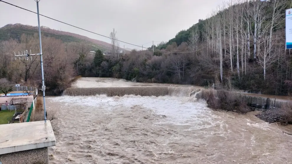 Una imagen de la crecida del río Aragón a su paso por Jaca esta mañana.
