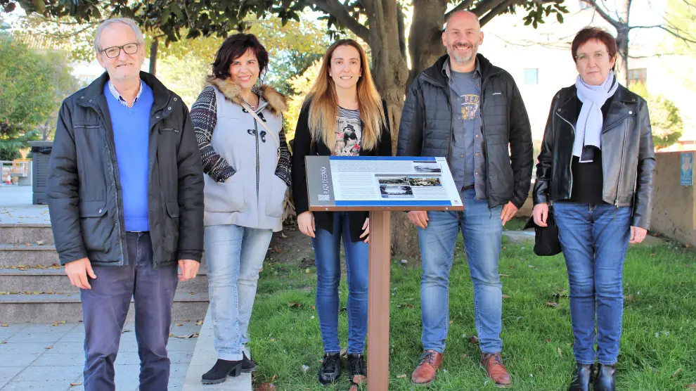 Fotografía en el atril de la plaza de España con José A. Adell (izda), Sandra Casado, Laura Baquero, Juan Carlos García y Silvia Isábal.
