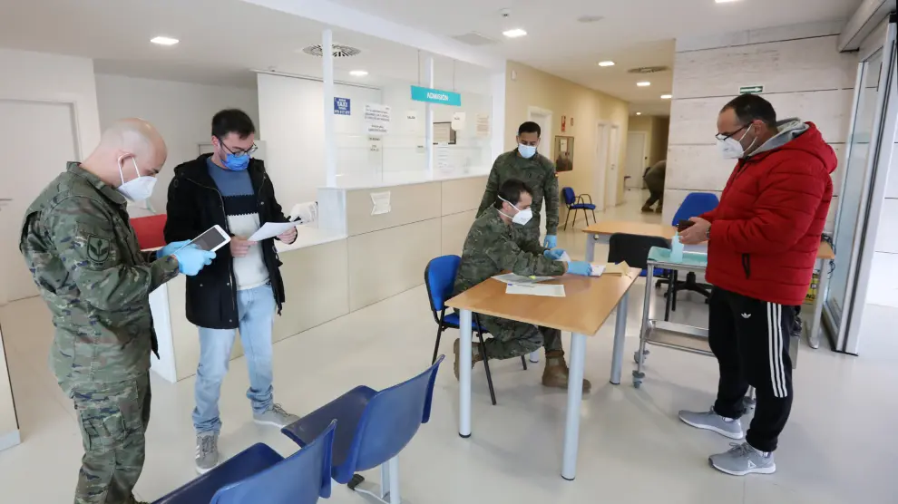 Miembros del ejercito, vacunan en el centro de salud ensanche de Teruel. 11/01/21. Foto: Javier Escriche[[[FOTOGRAFOS]]]
