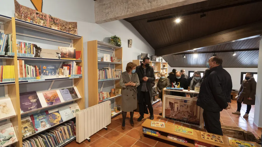 La consejera de Ciudadanía y Derechos Sociales, María Victoria Broto, acompañada del alcalde de Gea de Albarracín, Santiago Rodríguez, y otras autoridades, ha visitado la biblioteca de la localidad.