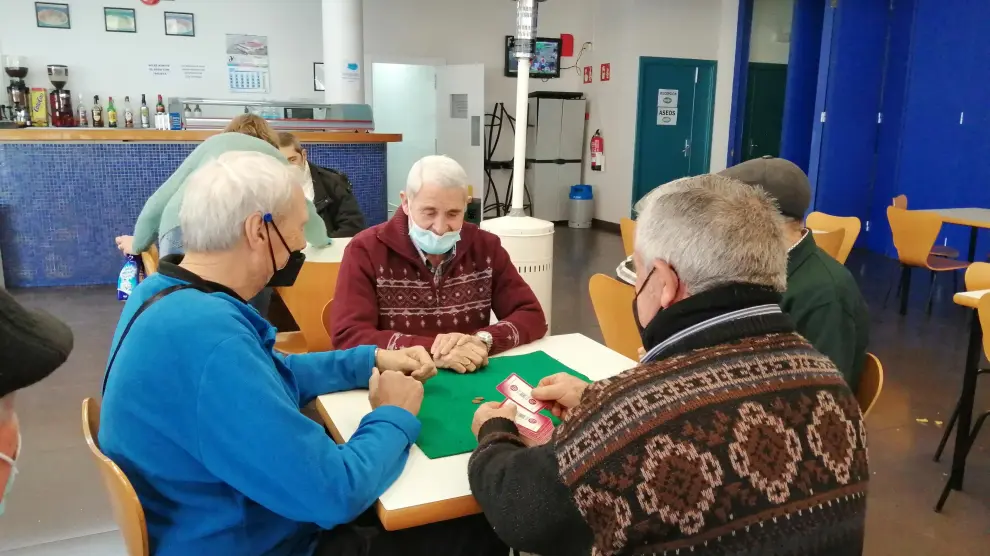Un grupo de jubilados jugaba a las cartas este miércoles en la cafetería del Centro de Día Santa Emerenciana de Teruel junto a una estufa de propano.