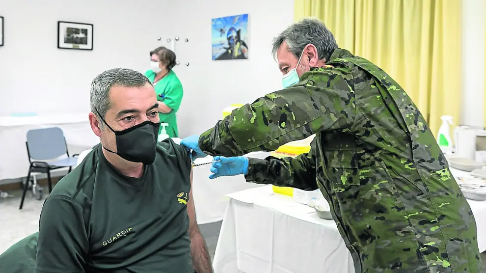 Un miembro de la Guardia Civil recibe la dosis de refuerzo en el Hospital Militar en Zaragoza.