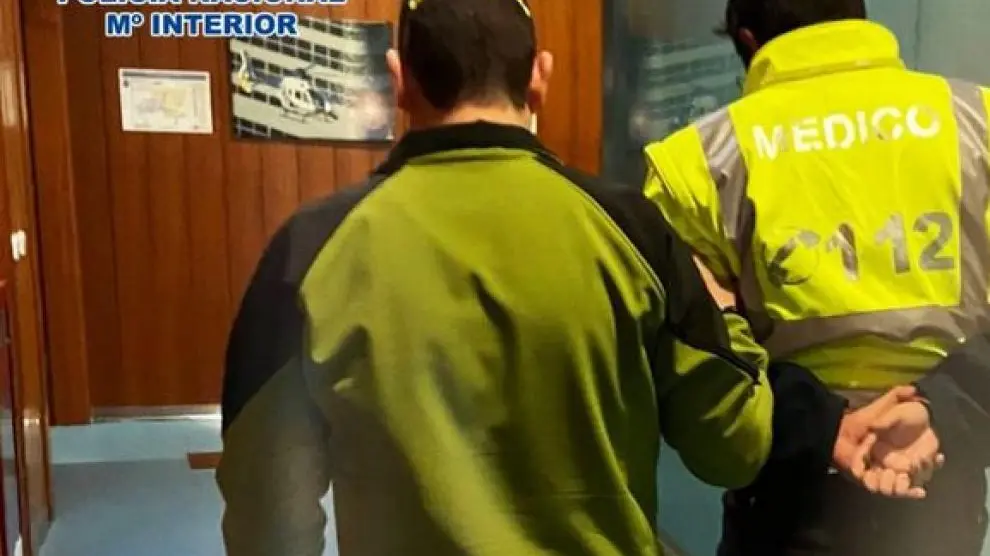 El falso enfermero con su traje del 112 cuando fue detenido por la Policía en marzo de 2021.