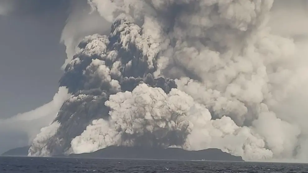 Imagen satelital de la nube causada por el volcán submarino en Tonga.