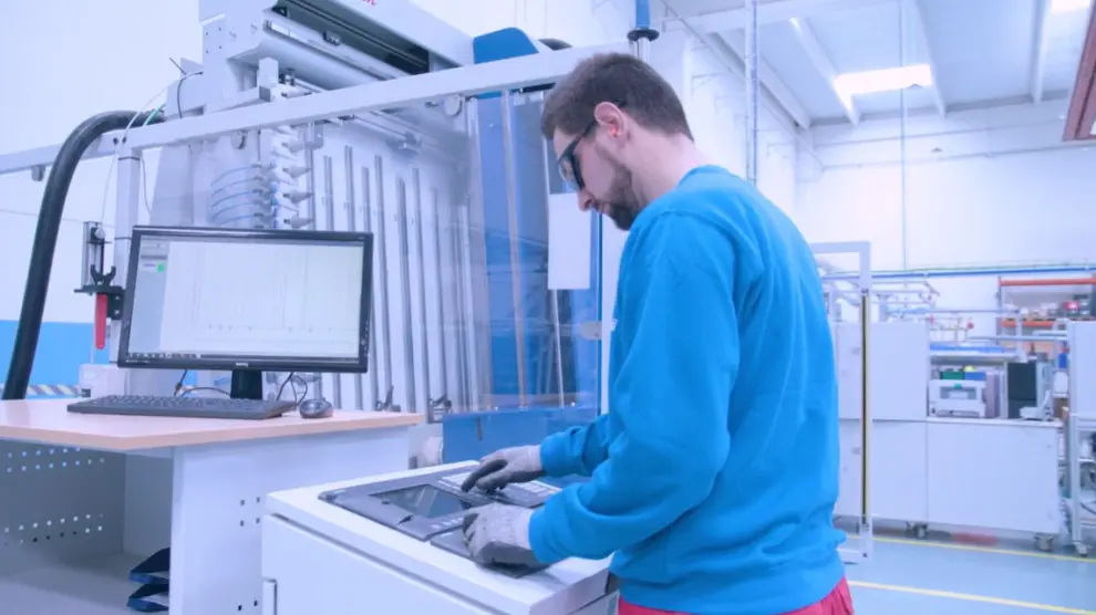 Un trabajador de IDE en las instalaciones de Zuera, en un vídeo corporativo de la compañía.