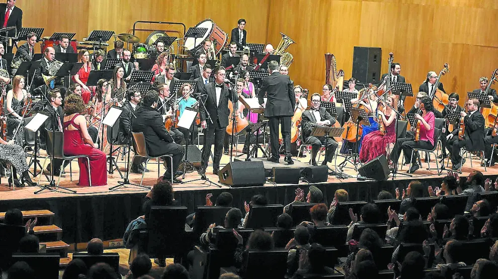 La Orquesta Reino de Aragón, con Juan Perro, durante un concierto en Huesca.